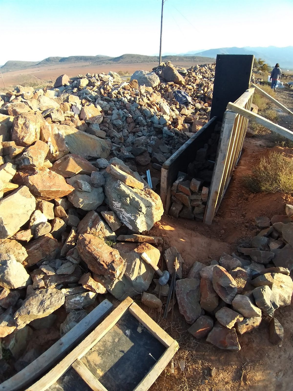 Riverside klipmuurtjie — the petrol poker vibrating the matrix through the packed stone